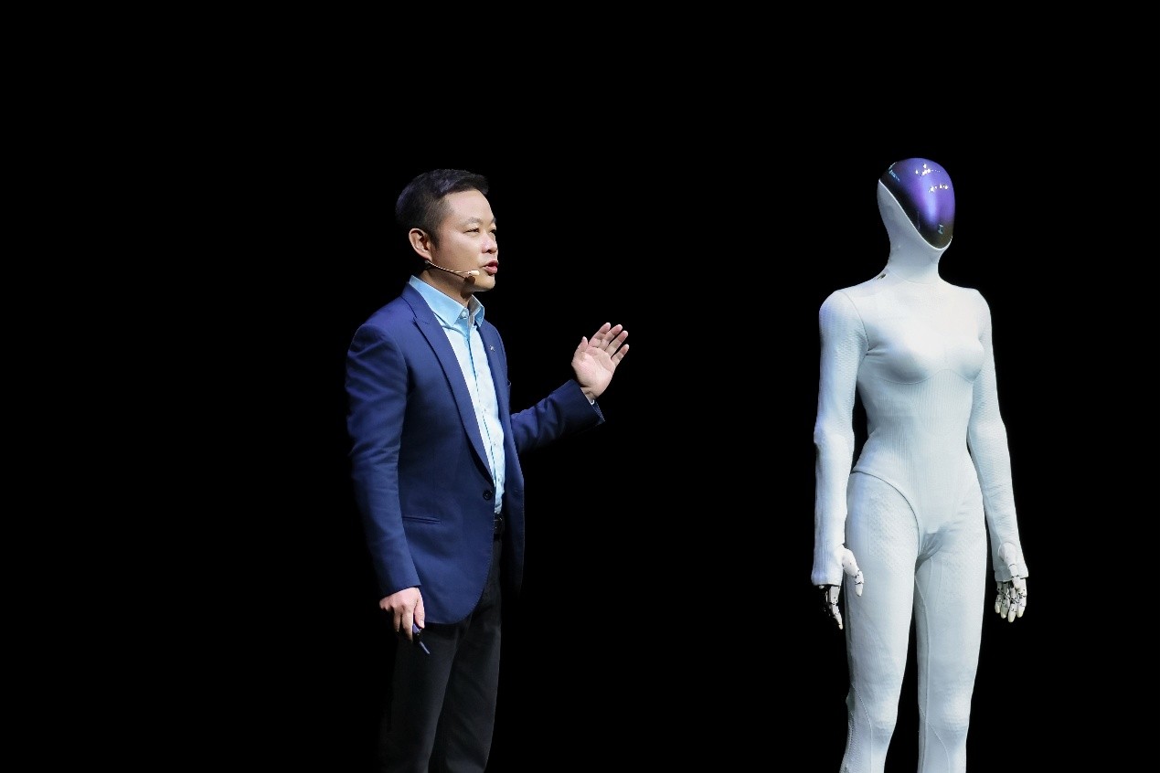 XPENG viser flyvende biler og roboter med hud